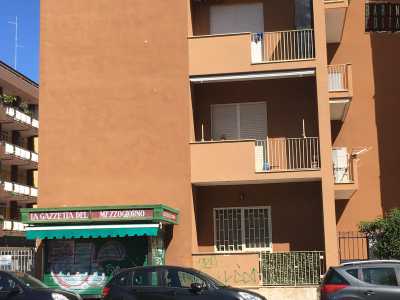 Poco pi� avanti, su viale Jacini, nei pressi di un�edicola dei giornali, ecco un altro fabbricato che presenta due balconi �nani�...